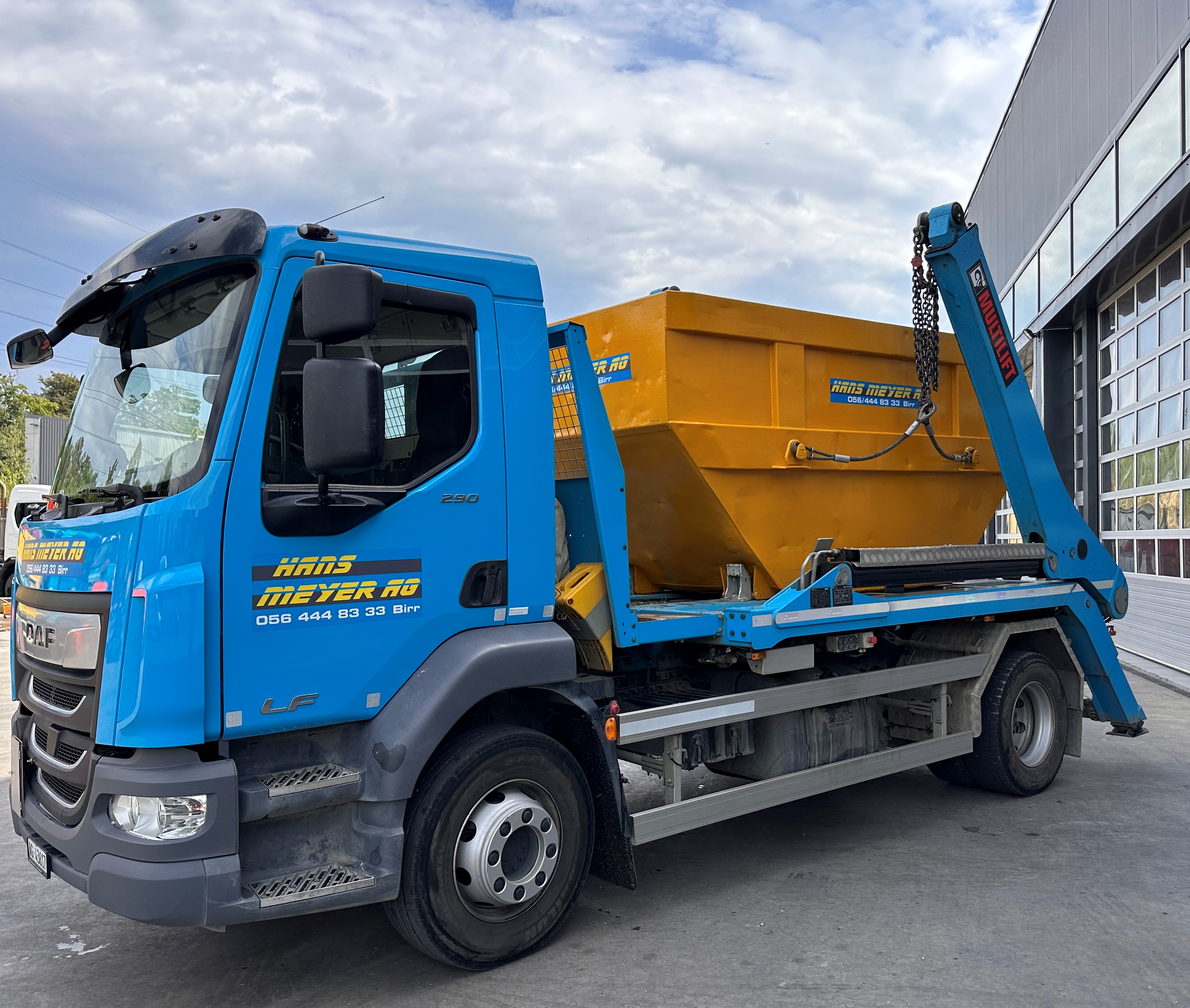 LKW vor Recycling-Center